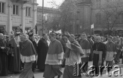 31.05.1981, Warszawa, Polska.
Pogrzeb Kardynała Stefana Wyszyńskiego - dostojnicy kościelni oraz wierni z transparentami przed kościołem seminaryjnym. 
Fot. NN, zbiory Ośrodka KARTA/Independent Polish Agency (IPA) przekazał Józef Lebenbaum