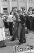 31.05.1981, Warszawa, Polska.
Pogrzeb Kardynała Stefana Wyszyńskiego - duchowni oraz wierni przed kościołem seminaryjnym.
Fot. NN, zbiory Ośrodka KARTA/Independent Polish Agency (IPA) przekazał Józef Lebenbaum