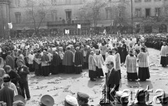 31.05.1981, Warszawa, Polska.
Pogrzeb Kardynała Stefana Wyszyńskiego - duchowni i wierni z transparentami przed kościołem seminaryjnym.
Fot. NN, zbiory Ośrodka KARTA/Independent Polish Agency (IPA) przekazał Józef Lebenbaum