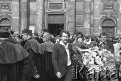 31.05.1981, Warszawa, Polska.
Pogrzeb Kardynała Stefana Wyszyńskiego - duchowni oraz wierni z wieńcem przed kościołem seminaryjnym. 
Fot. NN, zbiory Ośrodka KARTA/Independent Polish Agency (IPA) przekazał Józef Lebenbaum
