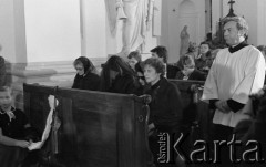 31.05.1981, Warszawa, Polska.
Pogrzeb Kardynała Stefana Wyszyńskiego - żałobnicy w kościele seminaryjnym. 
Fot. NN, zbiory Ośrodka KARTA/Independent Polish Agency (IPA) przekazał Józef Lebenbaum
