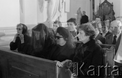 31.05.1981, Warszawa, Polska.
Pogrzeb Kardynała Stefana Wyszyńskiego - żałobnicy w kościele seminaryjnym. 
Fot. NN, zbiory Ośrodka KARTA/Independent Polish Agency (IPA) przekazał Józef Lebenbaum