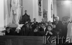 31.05.1981, Warszawa, Polska.
Pogrzeb Kardynała Stefana Wyszyńskiego - żałobnicy w kościele seminaryjnym. 
Fot. NN, zbiory Ośrodka KARTA/Independent Polish Agency (IPA) przekazał Józef Lebenbaum