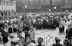 31.05.1981, Warszawa, Polska.
Pogrzeb Kardynała Stefana Wyszyńskiego - przedstawiciele duchowieństwa przed kościołem seminaryjnym. 
Fot. NN, zbiory Ośrodka KARTA/Independent Polish Agency (IPA) przekazał Józef Lebenbaum