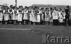 31.05.1981, Warszawa, Polska.
Pogrzeb Kardynała Stefana Wyszyńskiego. Uczestniczki pogrzebu w tradycyjnych strojach kurpiowskich. 
Fot. NN, zbiory Ośrodka KARTA/Independent Polish Agency (IPA) przekazał Józef Lebenbaum