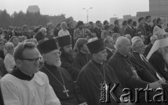 31.05.1981, Warszawa, Polska.
Pogrzeb Kardynała Stefana Wyszyńskiego - msza na Placu Zwycięstwa (dzisiejszym Placu Marszałka Józefa Piłsudskiego). Przedstawiciele duchowieństwa.
Fot. NN, zbiory Ośrodka KARTA/Independent Polish Agency (IPA) przekazał Józef Lebenbaum