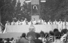 31.05.1981, Warszawa, Polska.
Pogrzeb Kardynała Stefana Wyszyńskiego - msza na Placu Zwycięstwa (dzisiejszym Placu Marszałka Józefa Piłsudskiego). Księżą celebrujący mszę, trumna, wierni.
Fot. NN, zbiory Ośrodka KARTA/Independent Polish Agency (IPA) przekazał Józef Lebenbaum