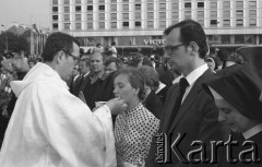 31.05.1981, Warszawa, Polska.
Pogrzeb Kardynała Stefana Wyszyńskiego - msza na Placu Zwycięstwa (dzisiejszym Placu Marszałka Józefa Piłsudskiego). Przyjmowanie Komunii Świętej. W tle - Hotel Victoria.
Fot. NN, zbiory Ośrodka KARTA/Independent Polish Agency (IPA) przekazał Józef Lebenbaum