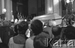 31.05.1981, Warszawa, Polska.
Pogrzeb Kardynała Stefana Wyszyńskiego - wniesienie trumny do Katedry św. Jana.
Fot. NN, zbiory Ośrodka KARTA/Independent Polish Agency (IPA) przekazał Józef Lebenbaum