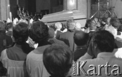31.05.1981, Warszawa, Polska.
Pogrzeb Kardynała Stefana Wyszyńskiego - wniesienie trumny do Katedry Św. Jana.
Fot. NN, zbiory Ośrodka KARTA/Independent Polish Agency (IPA) przekazał Józef Lebenbaum