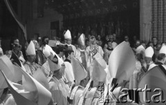 31.05.1981, Warszawa, Polska.
Pogrzeb Kardynała Stefana Wyszyńskiego - wniesienie trumny do Katedry Św. Jana. Przedstawiciele duchowieństwa, biskupi.
Fot. NN, zbiory Ośrodka KARTA/Independent Polish Agency (IPA) przekazał Józef Lebenbaum