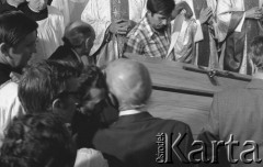 31.05.1981, Warszawa, Polska.
Pogrzeb Kardynała Stefana Wyszyńskiego - wniesienie trumny do Katedry św. Jana. 
Fot. NN, zbiory Ośrodka KARTA/Independent Polish Agency (IPA) przekazał Józef Lebenbaum