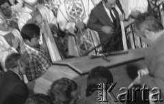 31.05.1981, Warszawa, Polska.
Pogrzeb Kardynała Stefana Wyszyńskiego - wniesienie trumny do Katedry św. Jana. 
Fot. NN, zbiory Ośrodka KARTA/Independent Polish Agency (IPA) przekazał Józef Lebenbaum