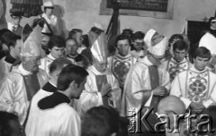 31.05.1981, Warszawa, Polska.
Pogrzeb Kardynała Stefana Wyszyńskiego - wniesienie trumny do Katedry św. Jana. Przedstawiciele duchowieństwa.
Fot. NN, zbiory Ośrodka KARTA/Independent Polish Agency (IPA) przekazał Józef Lebenbaum