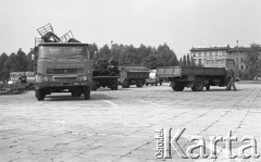 31.05.1981, Warszawa, Polska.
Pogrzeb Kardynała Stefana Wyszyńskiego - Plac Zwycięstwa (dzisiejszy Plac Marszałka Józefa Piłsudskiego) po uroczystości. Samochody ciężarowe na pierwszym planie.
Fot. NN, zbiory Ośrodka KARTA/Independent Polish Agency (IPA) przekazał Józef Lebenbaum