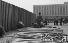 31.05.1981, Warszawa, Polska.
Pogrzeb Kardynała Stefana Wyszyńskiego - Plac Zwycięstwa (dzisiejszy Plac Marszałka Józefa Piłsudskiego) po uroczystości. Metalowe belki na pierwszym planie, w tle - Hotel Victoria. 
Fot. NN, zbiory Ośrodka KARTA/Independent Polish Agency (IPA) przekazał Józef Lebenbaum