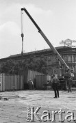 31.05.1981, Warszawa, Polska.
Pogrzeb Kardynała Stefana Wyszyńskiego - Plac Zwycięstwa (dzisiejszy Plac Marszałka Józefa Piłsudskiego) po uroczystości. Dźwig na pierwszym planie, w tle - Hotel Europejski. 
Fot. NN, zbiory Ośrodka KARTA/Independent Polish Agency (IPA) przekazał Józef Lebenbaum