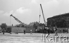 31.05.1981, Warszawa, Polska.
Pogrzeb Kardynała Stefana Wyszyńskiego - Plac Zwycięstwa (dzisiejszy Plac Marszałka Józefa Piłsudskiego) po uroczystości. Dźwigi i kontenery na pierwszym planie, w tle - Hotel Europejski. 
Fot. NN, zbiory Ośrodka KARTA/Independent Polish Agency (IPA) przekazał Józef Lebenbaum