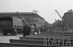 31.05.1981, Warszawa, Polska.
Pogrzeb Kardynała Stefana Wyszyńskiego -  Plac Zwycięstwa (dzisiejszy Plac Marszałka Józefa Piłsudskiego) po uroczystości. Dźwigi, samochody ciężarowe i ławki na pierwszym planie, w tle - Hotel Europejski.
Fot. NN, zbiory Ośrodka KARTA/Independent Polish Agency (IPA) przekazał Józef Lebenbaum