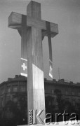 31.05.1981, Warszawa, Polska.
Pogrzeb Kardynała Stefana Wyszyńskiego - krzyż na ołtarzu ustawionym na Placu Zwycięstwa (dzisiejszym Placu Marszałka Józefa Piłsudskiego). 
Fot. NN, zbiory Ośrodka KARTA/Independent Polish Agency (IPA) przekazał Józef Lebenbaum