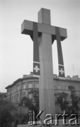 31.05.1981, Warszawa, Polska.
Pogrzeb Kardynała Stefana Wyszyńskiego - krzyż na ołtarzu ustawionym na Placu Zwycięstwa (dzisiejszym Placu Marszałka Józefa Piłsudskiego).  
Fot. NN, zbiory Ośrodka KARTA/Independent Polish Agency (IPA) przekazał Józef Lebenbaum