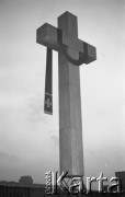 31.05.1981, Warszawa, Polska.
Pogrzeb Kardynała Stefana Wyszyńskiego - krzyż na ołtarzu ustawionym na Placu Zwycięstwa (dzisiejszym Placu Marszałka Józefa Piłsudskiego).   
Fot. NN, zbiory Ośrodka KARTA/Independent Polish Agency (IPA) przekazał Józef Lebenbaum