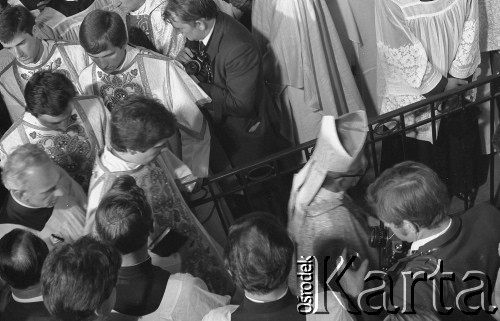 31.05.1981, Warszawa, Polska.
Pogrzeb Kardynała Stefana Wyszyńskiego - Sekretarz Stanu Watykanu kardynał Agostino Casaroli, który przewodził mszy schodzi do podziemi w Katerze św. Jana, gdzie pochowany będzie zmarły. 
Fot. NN, zbiory Ośrodka KARTA/Independent Polish Agency (IPA) przekazał Józef Lebenbaum