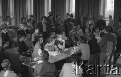 31.05.1981, Warszawa, Polska.
Pogrzeb Kardynała Stefana Wyszyńskiego - zebranie.
Fot. NN, zbiory Ośrodka KARTA/Independent Polish Agency (IPA) przekazał Józef Lebenbaum