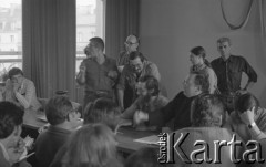 31.05.1981, Warszawa, Polska.
Pogrzeb Kardynała Stefana Wyszyńskiego - zebranie.
Fot. NN, zbiory Ośrodka KARTA/Independent Polish Agency (IPA) przekazał Józef Lebenbaum