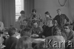 31.05.1981, Warszawa, Polska.
Pogrzeb Kardynała Stefana Wyszyńskiego - zebranie.
Fot. NN, zbiory Ośrodka KARTA/Independent Polish Agency (IPA) przekazał Józef Lebenbaum