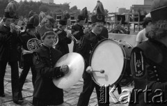 31.05.1981, Warszawa, Polska.
Pogrzeb Kardynała Stefana Wyszyńskiego - przemarsz orkiestry górniczej przez Plac Zwycięstwa (dzisiejszy Plac Marszałka Józefa Piłsudskiego). W tle - ołtarz i Teatr Wielki. 
Fot. NN, zbiory Ośrodka KARTA/Independent Polish Agency (IPA) przekazał Józef Lebenbaum