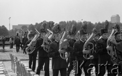 31.05.1981, Warszawa, Polska.
Pogrzeb Kardynała Stefana Wyszyńskiego - przemarsz orkiestry górniczej przez Plac Zwycięstwa (dzisiejszy Plac Marszałka Józefa Piłsudskiego). W tle - wierni i Ogród Saski.
Fot. NN, zbiory Ośrodka KARTA/Independent Polish Agency (IPA) przekazał Józef Lebenbaum