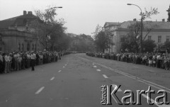 31.05.1981, Warszawa, Polska.
Pogrzeb Kardynała Stefana Wyszyńskiego - wierni uczestniczący w ceremonii stoją na Krakowskim Przedmieściu. Na ulicy rozrzucone zostały kwiaty. 
Fot. NN, zbiory Ośrodka KARTA/Independent Polish Agency (IPA) przekazał Józef Lebenbaum