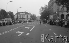 31.05.1981, Warszawa, Polska.
Pogrzeb Kardynała Stefana Wyszyńskiego - wierni uczestniczący w ceremonii stoją na Krakowskim Przedmieściu. Na ulicy rozrzucone zostały kwiaty. W tle - Pałac Staszica.
Fot. NN, zbiory Ośrodka KARTA/Independent Polish Agency (IPA) przekazał Józef Lebenbaum