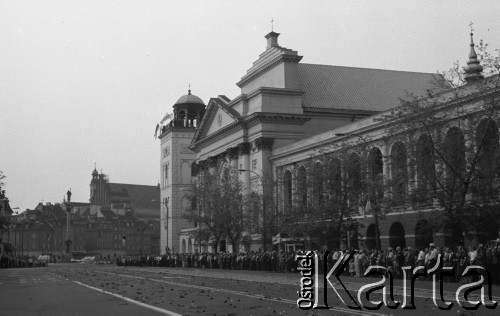 31.05.1981, Warszawa, Polska.
Pogrzeb Kardynała Stefana Wyszyńskiego - wierni uczestniczący w ceremonii stoją przed Kościołem św. Anny. Na ulicy rozrzucone zostały kwiaty. W tle - architektura Starego Miasta. 
Fot. NN, zbiory Ośrodka KARTA/Independent Polish Agency (IPA) przekazał Józef Lebenbaum