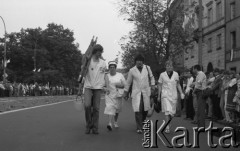 31.05.1981, Warszawa, Polska.
Pogrzeb Kardynała Stefana Wyszyńskiego - służby medyczne na Krakowskim Przedmieściu. W tle - wierni uczestniczący w ceremonii.
Fot. NN, zbiory Ośrodka KARTA/Independent Polish Agency (IPA) przekazał Józef Lebenbaum