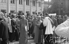 31.05.1981, Warszawa, Polska.
Pogrzeb Kardynała Stefana Wyszyńskiego - duchowni przed kościołem seminaryjnym. Na drugim planie stoją wierni.
Fot. NN, zbiory Ośrodka KARTA/Independent Polish Agency (IPA) przekazał Józef Lebenbaum