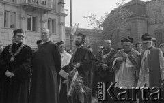 31.05.1981, Warszawa, Polska.
Pogrzeb Kardynała Stefana Wyszyńskiego - wierni przed kościołem seminaryjnym. Po lewej stronie stoją przedstawiciele Katolickiego Uniwersytetu Lubelskiego.
Fot. NN, zbiory Ośrodka KARTA/Independent Polish Agency (IPA) przekazał Józef Lebenbaum