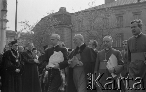 31.05.1981, Warszawa, Polska.
Pogrzeb Kardynała Stefana Wyszyńskiego - przedstawiciele duchowieństwa przed kościołem seminaryjnym. 
Fot. NN, zbiory Ośrodka KARTA/Independent Polish Agency (IPA) przekazał Józef Lebenbaum