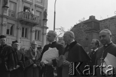 31.05.1981, Warszawa, Polska.
Pogrzeb Kardynała Stefana Wyszyńskiego - przedstawiciele duchowieństwa przed kościołem seminaryjnym. Na drugim planie - wierni na balkonie. 
Fot. NN, zbiory Ośrodka KARTA/Independent Polish Agency (IPA) przekazał Józef Lebenbaum