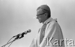 31.05.1981, Warszawa, Polska.
Pogrzeb Kardynała Stefana Wyszyńskiego - kardynał Franciszek Macharski wygłasza homilię podczas mszy sprawowanej na Placu Zwycięstwa (dzisiejszy Plac Marszałka Józefa Piłsudskiego).
Fot. NN, zbiory Ośrodka KARTA/Independent Polish Agency (IPA) przekazał Józef Lebenbaum