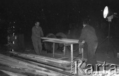 31.05.1981, Warszawa, Polska.
Pogrzeb Kardynała Stefana Wyszyńskiego - prace porządkowe. Mężczyźni przycinają deski.
Fot. NN, zbiory Ośrodka KARTA/Independent Polish Agency (IPA) przekazał Józef Lebenbaum