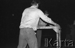 31.05.1981, Warszawa, Polska.
Pogrzeb Kardynała Stefana Wyszyńskiego - prace porządkowe.
Fot. NN, zbiory Ośrodka KARTA/Independent Polish Agency (IPA) przekazał Józef Lebenbaum