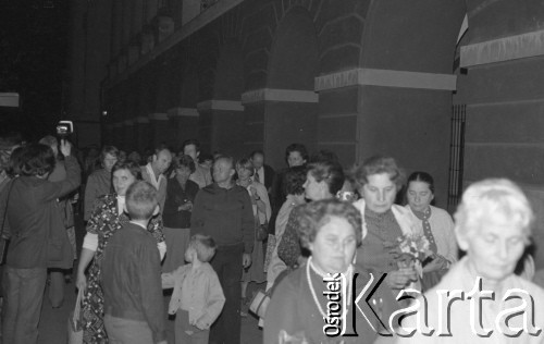 31.05.1981, Warszawa, Polska.
Pogrzeb Kardynała Stefana Wyszyńskiego - wierni na Placu Zwycięstwa (dzisiejszym Placu Marszałka Józefa Piłsudskiego) w nocy przed uroczystościami pogrzebowymi. 
Fot. NN, zbiory Ośrodka KARTA/Independent Polish Agency (IPA) przekazał Józef Lebenbaum