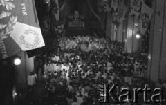 31.05.1981, Warszawa, Polska.
Pogrzeb Kardynała Stefana Wyszyńskiego - widok z góry na ceremonię pogrzebową w Bazylice Archikatedralnej św. Jana Chrzciciela.
Fot. NN, zbiory Ośrodka KARTA/Independent Polish Agency (IPA) przekazał Józef Lebenbaum
