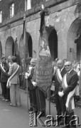 31.05.1981, Warszawa, Polska.
Pogrzeb Kardynała Stefana Wyszyńskiego - delegacja ze sztandarem. 
Fot. NN, zbiory Ośrodka KARTA/Independent Polish Agency (IPA) przekazał Józef Lebenbaum