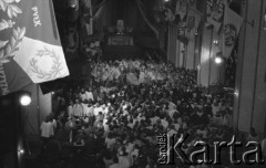 31.05.1981, Warszawa, Polska.
Pogrzeb Kardynała Stefana Wyszyńskiego - widok z góry na ceremonię pogrzebową w Bazylice Archikatedralnej św. Jana Chrzciciela. Na kolumnach zawieszone zostały sztandary.
Fot. NN, zbiory Ośrodka KARTA/Independent Polish Agency (IPA) przekazał Józef Lebenbaum