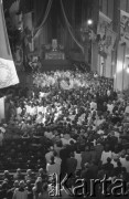 31.05.1981, Warszawa, Polska.
Pogrzeb Kardynała Stefana Wyszyńskiego - widok z góry na ceremonię pogrzebową w Bazylice Archikatedralnej św. Jana Chrzciciela. Na kolumnach zawieszone zostały sztandary.
Fot. NN, zbiory Ośrodka KARTA/Independent Polish Agency (IPA) przekazał Józef Lebenbaum