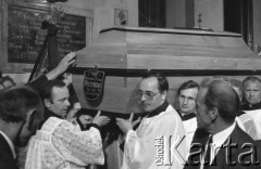 31.05.1981, Warszawa, Polska.
Pogrzeb Kardynała Stefana Wyszyńskiego - księża w asyście wiernych wnoszą trumnę do kościoła.
Fot. NN, zbiory Ośrodka KARTA/Independent Polish Agency (IPA) przekazał Józef Lebenbaum