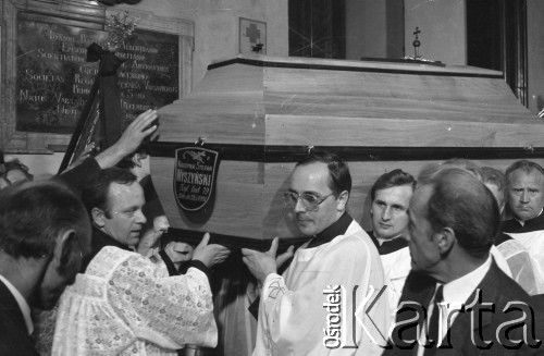 31.05.1981, Warszawa, Polska.
Pogrzeb Kardynała Stefana Wyszyńskiego - księża w asyście wiernych wnoszą trumnę do kościoła.
Fot. NN, zbiory Ośrodka KARTA/Independent Polish Agency (IPA) przekazał Józef Lebenbaum